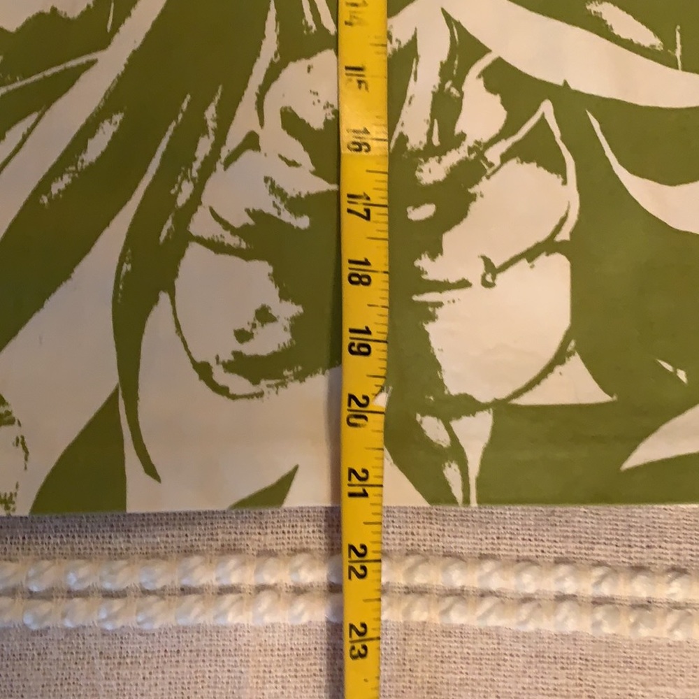Size 2 Skirt with 2 small front Pockets Zips in back Kick pleat in back - Picture 9 of 12